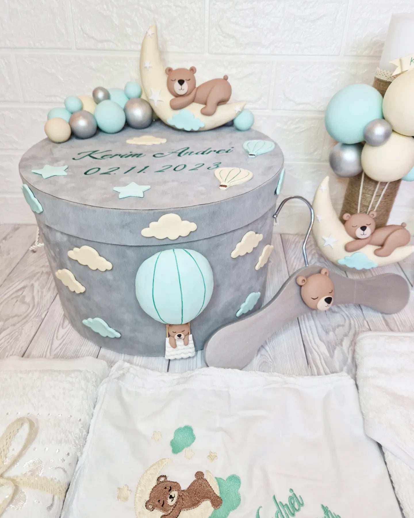 Trusou personalizat + Cutie cu tematica Ursulet pe Luna, verde menta - MiLuna Handmade