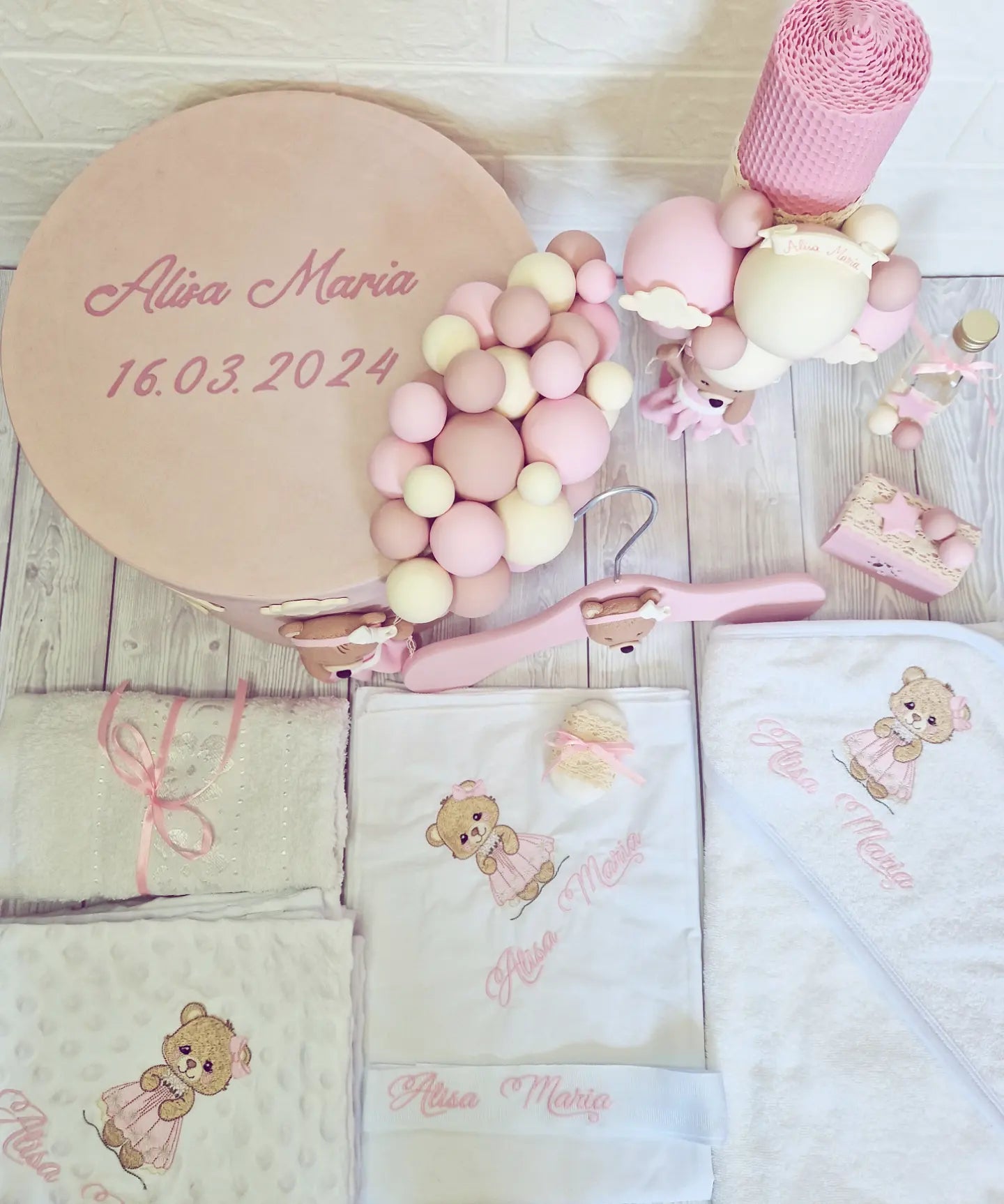 Trusou personalizat + Cutie cu tematica Ursulet cu rochita roz si Baloane - MiLuna Handmade