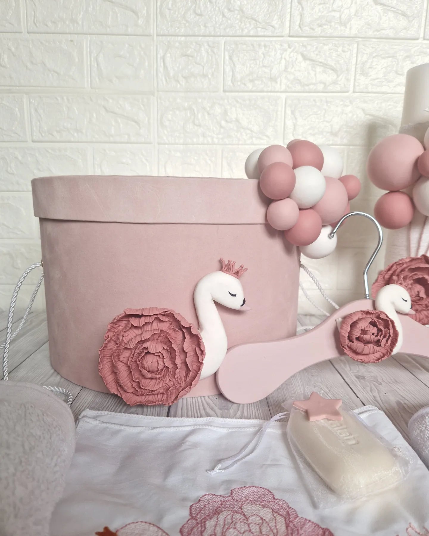 Trusou personalizat + Cutie cu tematica Lebada cu Bujor - MiLuna Handmade