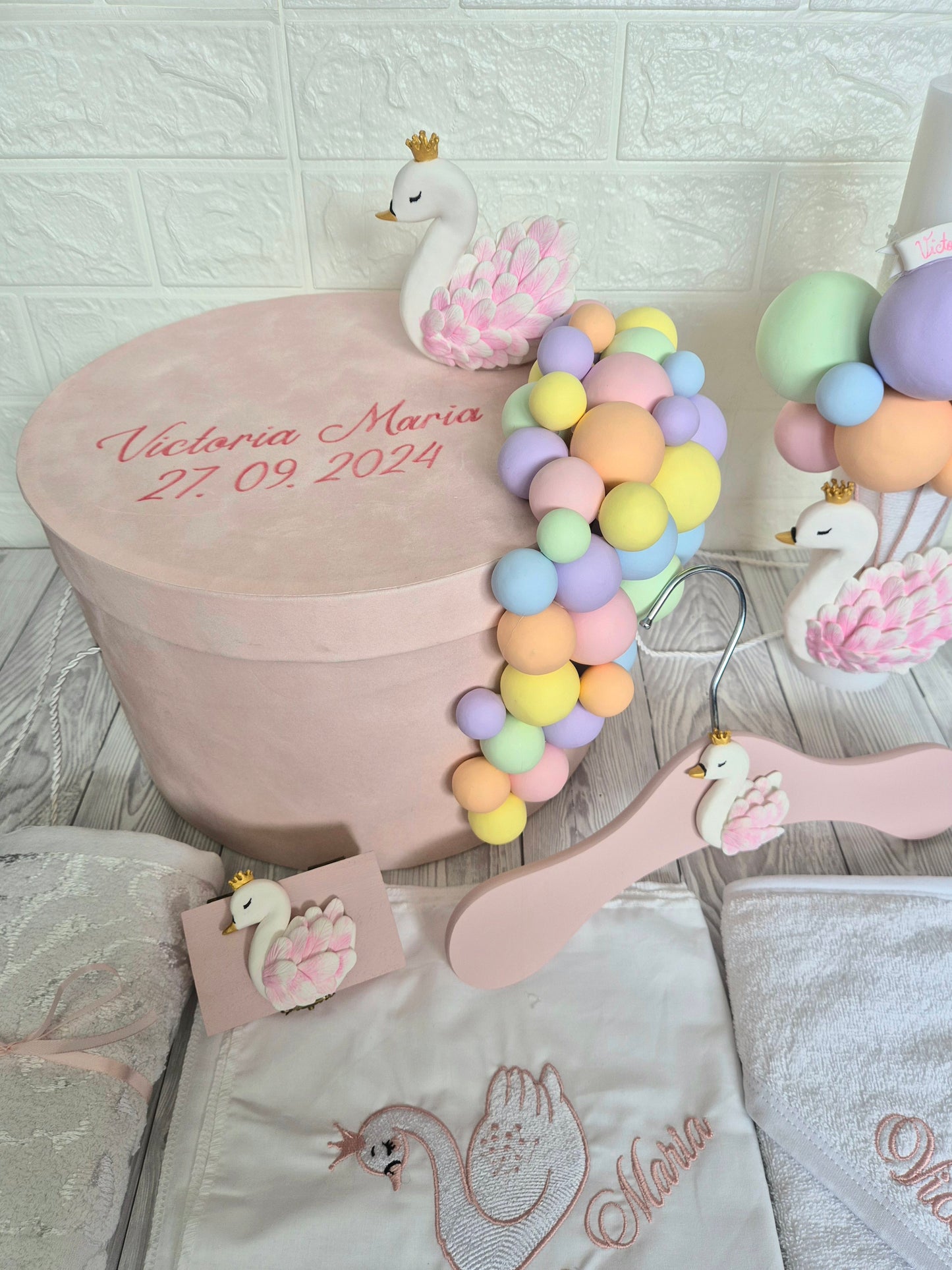 Trusou personalizat + Cutie cu tematica Lebada Multicolor