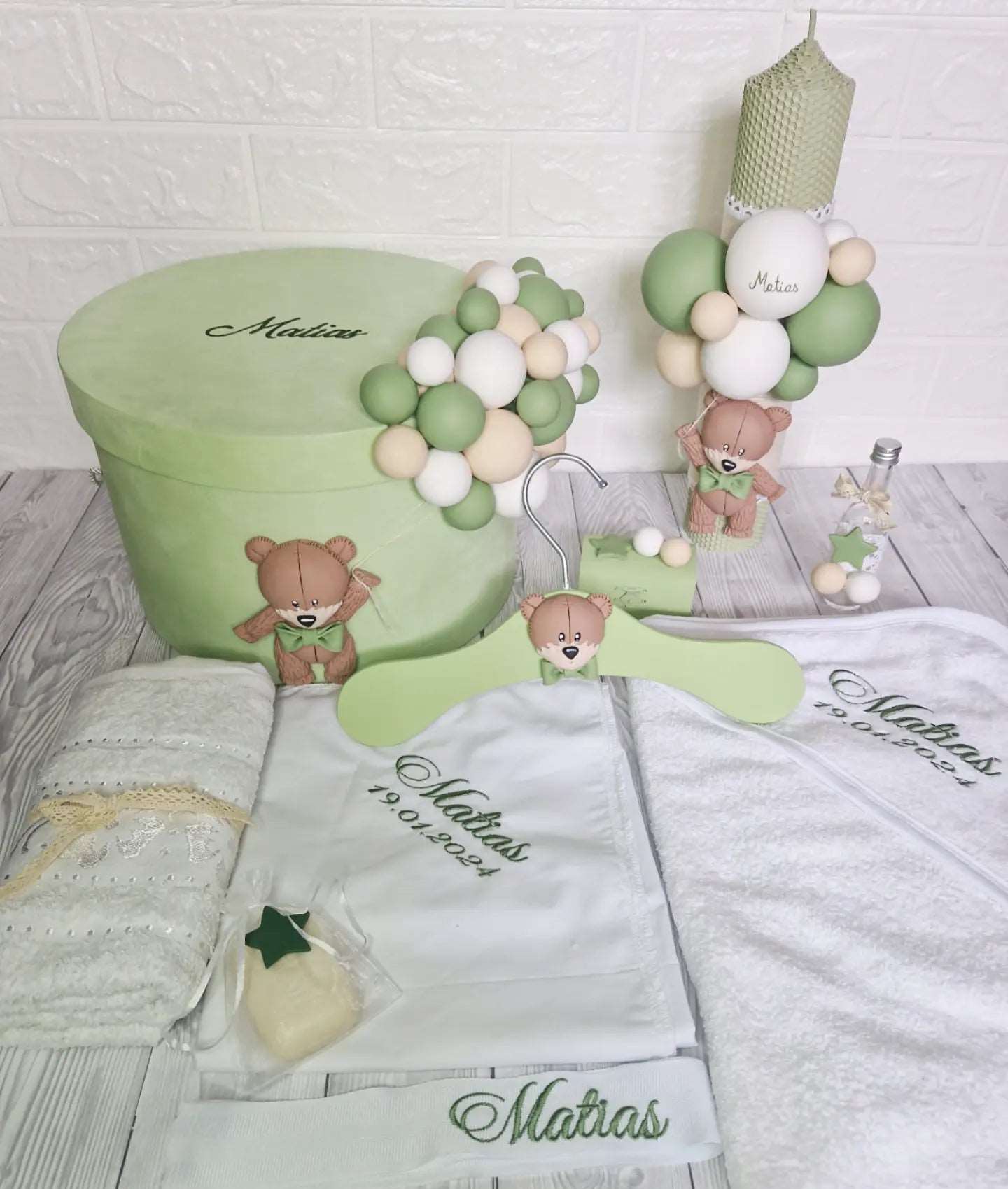 Trusou personalizat + Cutie Ursulet cu Baloane - verde - MiLuna Handmade