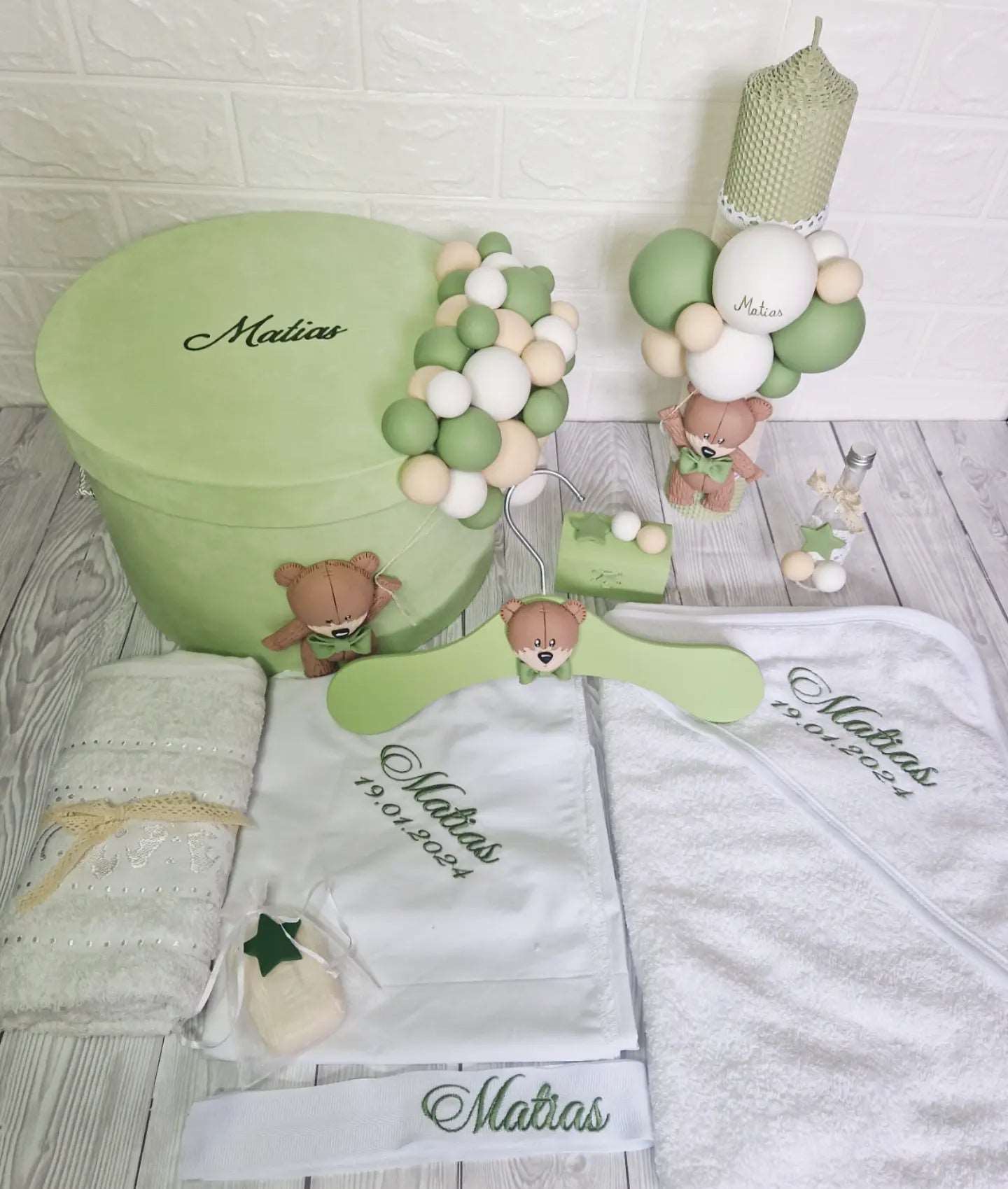 Trusou personalizat + Cutie Ursulet cu Baloane - verde - MiLuna Handmade