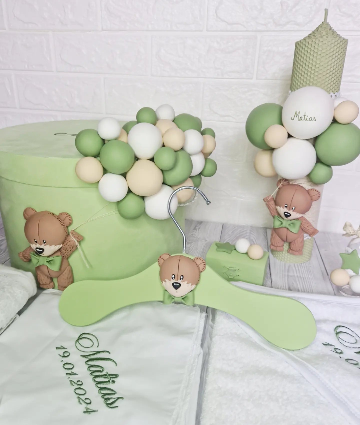 Trusou personalizat + Cutie Ursulet cu Baloane - verde - MiLuna Handmade